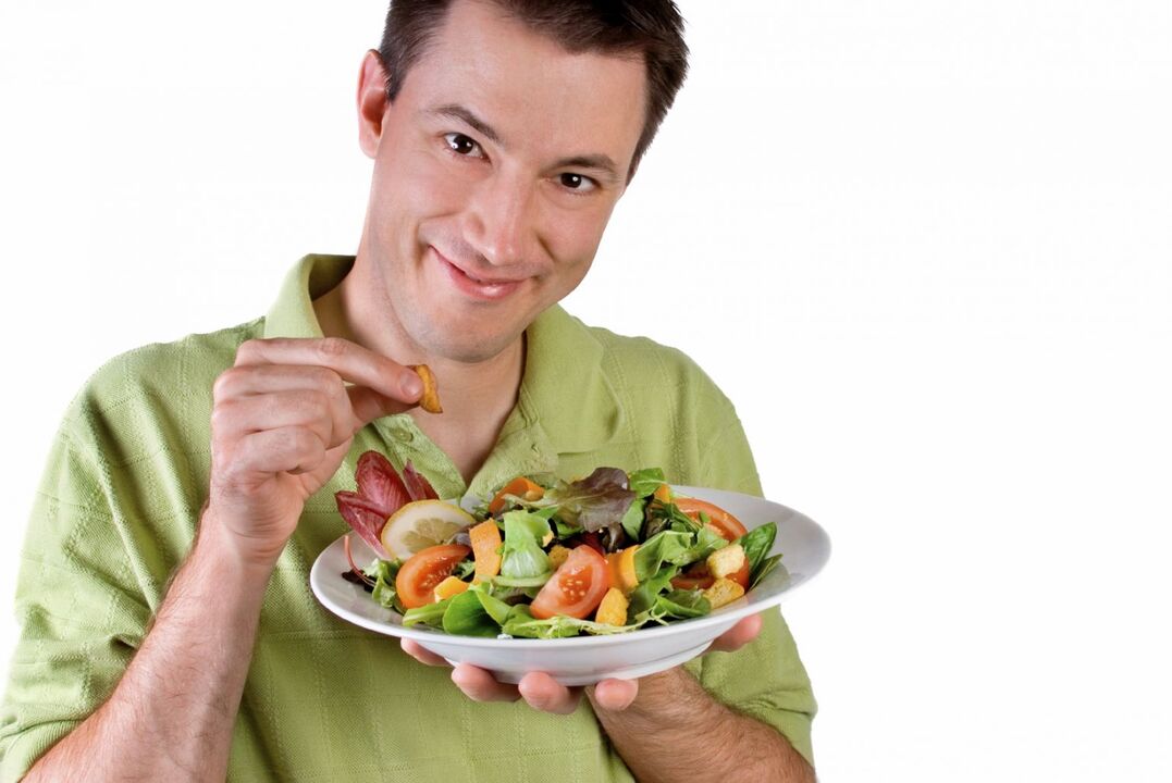čovjek jede salatu od povrća za potenciju